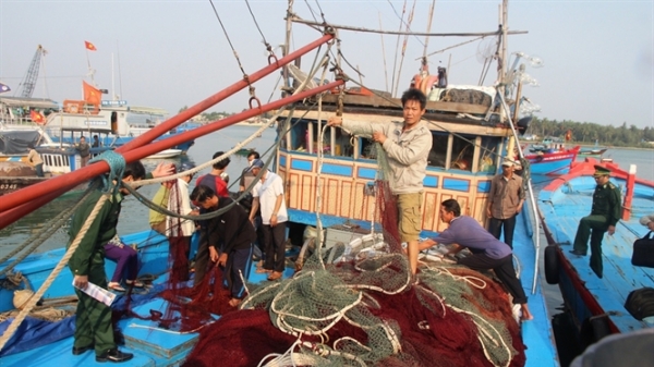 Giây phút kinh hoàng khi bị tàu Trung Quốc cướp cá, phá lưới