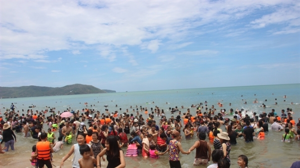 Hàng ngàn người dân tắm biển 'lấy hên' trong ngày Tết Đoan Ngọ