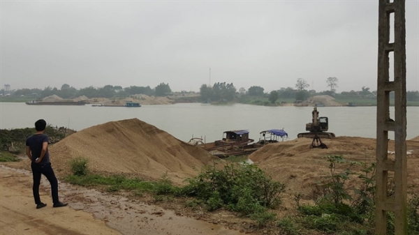 Có dấu hiệu tiếp tay cho sai phạm khai thác khoáng sản trên sông Hồng