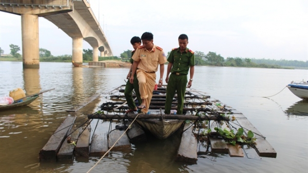 Nhảy sông trốn thoát khi bị kiểm tra vận chuyển 36 phách gỗ lậu
