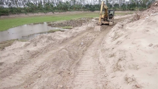 Đào trộm đất lúa bán cho lò gạch đang xảy ra ở Hưng Yên, chính quyền làm ngơ?