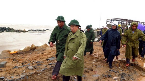 Phó Thủ tướng Trịnh Đình Dũng thị sát phòng chống bão số 12 tại Phú Yên