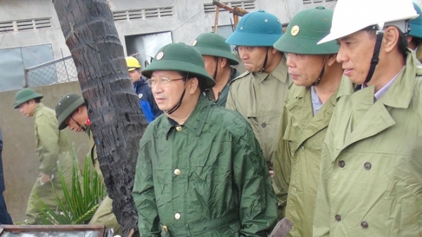 Phó Thủ tướng Trịnh Đình Dũng thị sát và chỉ đạo khắc phục bão số 12 tại Nam Trung bộ