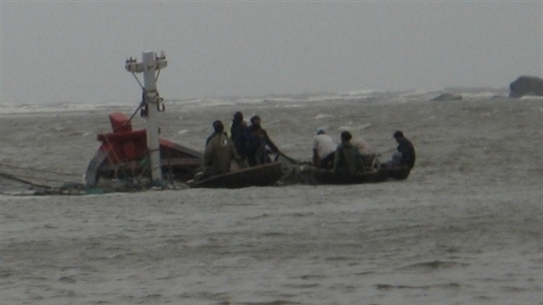 Quảng Ngãi: 4 tàu cá bị sóng đánh chìm trên đường tránh bão