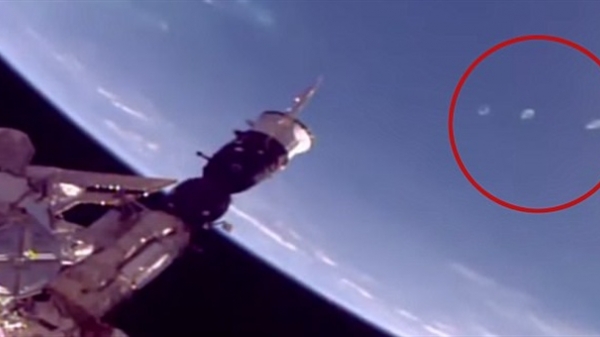 NASA tung hình ba đĩa bay màu trắng xâm nhập trái đất gây náo loạn