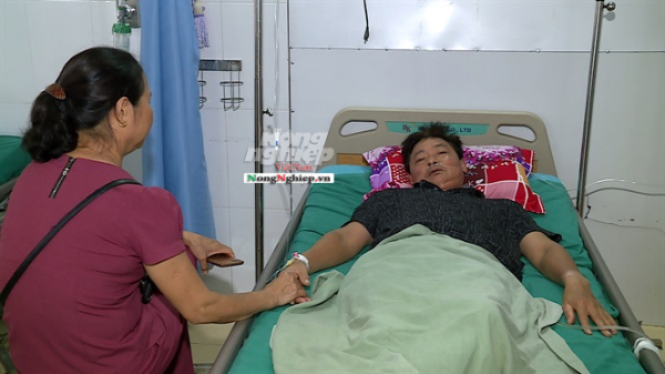 Tuyên Quang: 2 người suýt mất mạng do uống rượu ấu tẩu