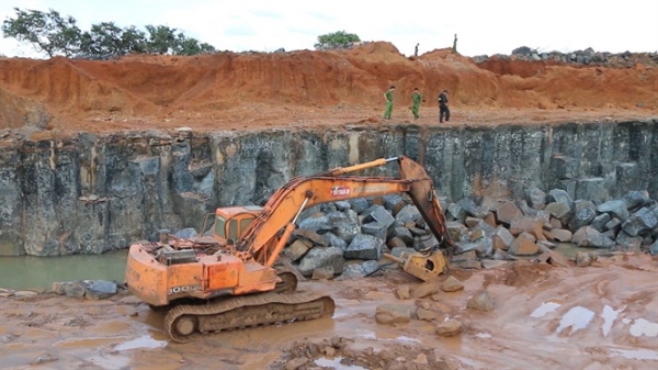 Điều tra công trường khai thác đá trái phép quy mô lớn tại Bình Phước