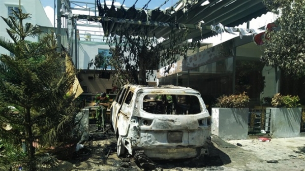 Điều tra vụ ném bom xăng thiêu rụi xe hơi và quán cà phê