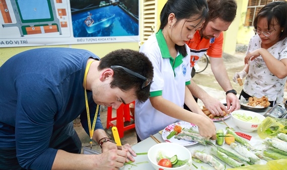 Sinh viên Việt - Canada làm đồ chơi cho trẻ, sửa điện cho dân