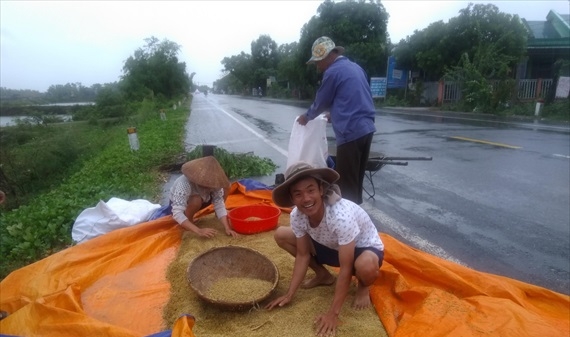 Người dân Quảng Trị chạy đua với bão số 4