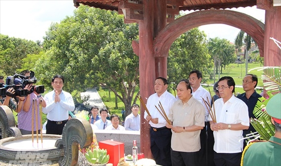 Thủ tướng Nguyễn Xuân Phúc dâng hương tại Thành cổ Quảng Trị