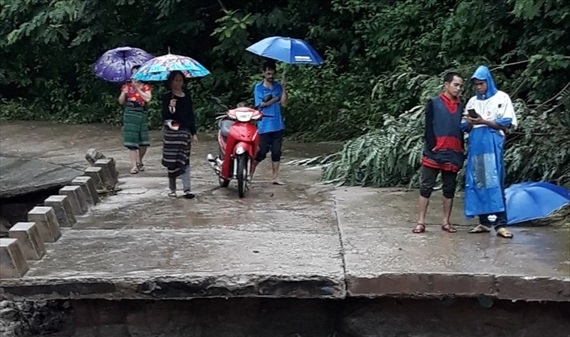 Nhiều bản làng vùng biên giới Quảng Trị bị cô lập trong nước lũ