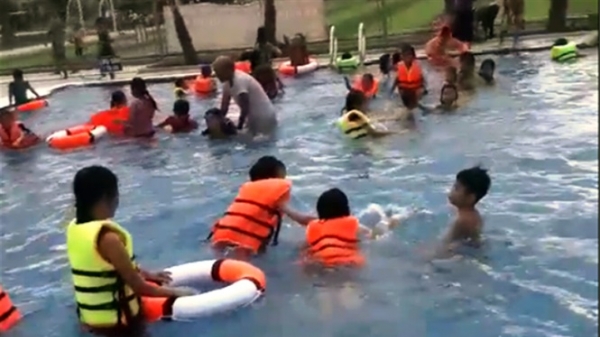 Một bé trai tử vong tại bể bơi