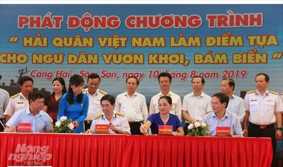 Phát động Chương trình 'Hải quân Việt Nam làm điểm tựa cho ngư dân vươn khơi bám biển'