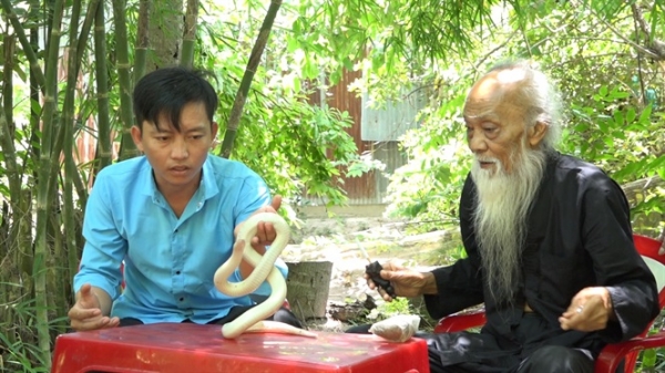 Lão nông sở hữu con bạch xà hiếm có ở An Giang