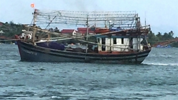 Liên tiếp tàu cập cảng Cửa Tùng bị mắc cạn