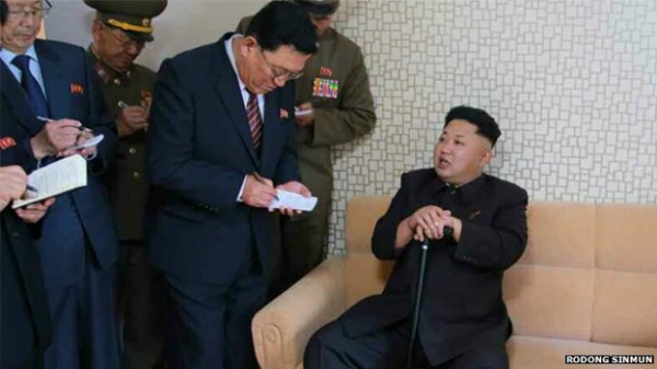 Kim Jong-un đã xuất hiện trở lại cùng cây ba toong