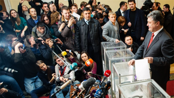 Khối Poroshenko 'mị dân' khi vận động bỏ quyền miễn trừ