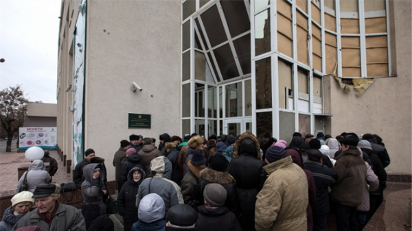Phe đối lập ở Ukraine đòi hủy sắc lệnh bỏ trợ cấp xã hội cho miền Đông