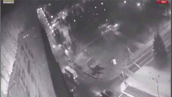 Kiev tung video “xe cứu trợ” Nga chuyển pháo vào Donetsk