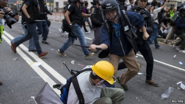 Sinh viên Hong Kong lại bao vây trụ sở chính quyền