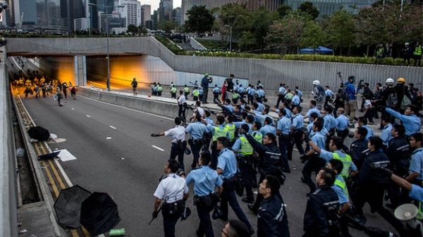 Ảnh: Sinh viên Hong Kong bỏ ô chạy tan tác, nhiều người biểu tình nản lòng