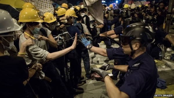 Video: Sinh viên Hong Kong bị cảnh sát chống bạo động tấn công