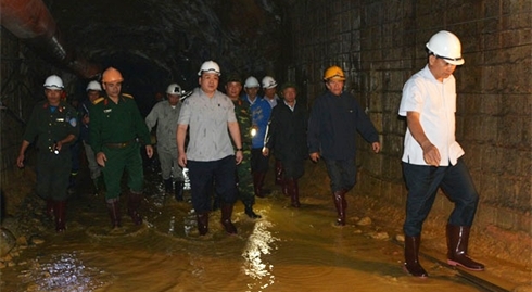 Phó Thủ tướng Hoàng Trung Hải vào đường hầm, nói chuyện với nạn nhân