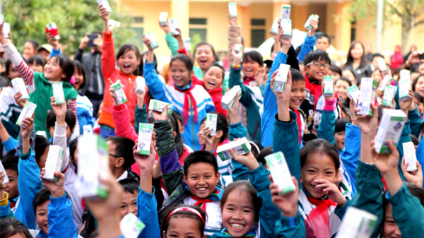 Quỹ sữa Vươn Cao Việt Nam chung tay xoa dịu nỗi đau da cam cho trẻ em Thái Bình