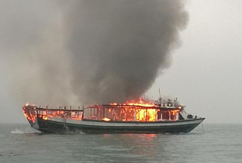 Tàu du lịch bất ngờ bốc cháy trên vịnh Hạ Long