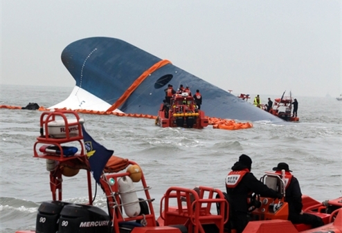 Hàn Quốc: Phà chìm do va đá ngầm và đảo hướng đột ngột