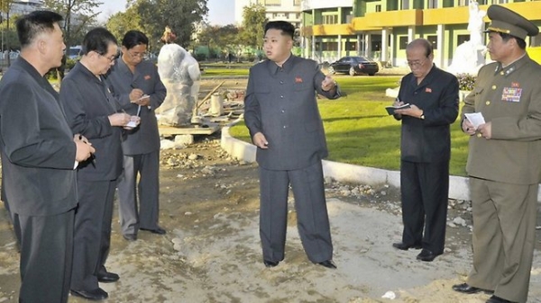Chủ tịch Kim Jong-un mổ cả hai đầu gối