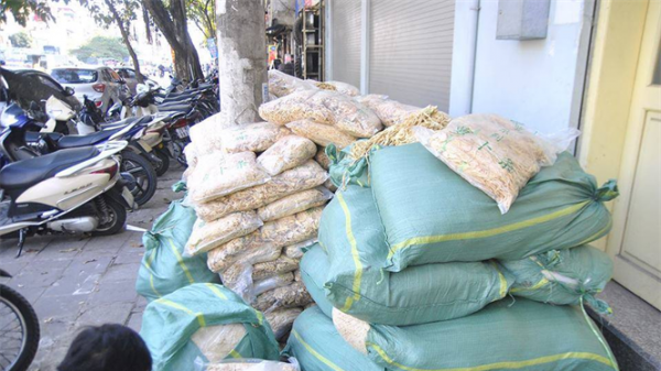 Bắt 2 tấn củ cải khô Trung Quốc không giấy tờ tại Hà Nội