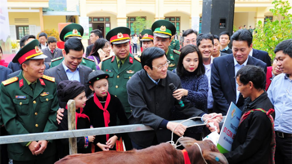 Chủ tịch nước Trương Tấn Sang tặng 50 con bò giống cho hộ nghèo tỉnh Hà Giang