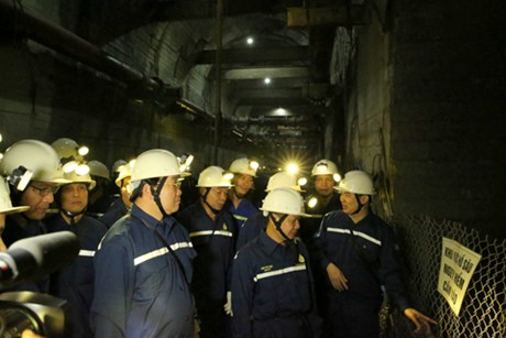 Phó Thủ tướng chúc Tết công nhân mỏ ở độ sâu 300m