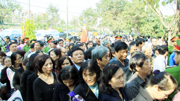 Người dân vào viếng ông Nguyễn Bá Thanh