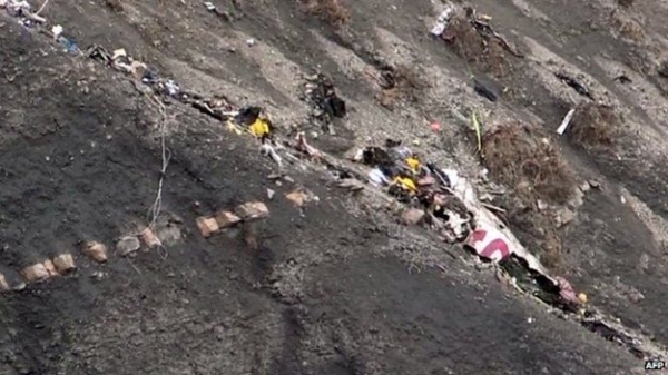 Airbus A320 đã rơi liên tục 8 phút trước khi đâm xuống dãy núi Alps