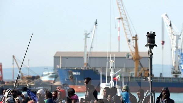 Tranh cãi ngoại giao khiến tàu Anh chưa tham gia cứu người tị nạn