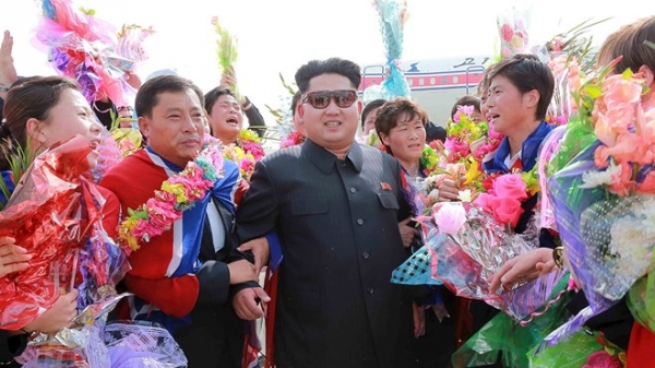 Kim Jong Un ăn diện rất 'ngầu', đón đội tuyển nữ vô địch Đông Á