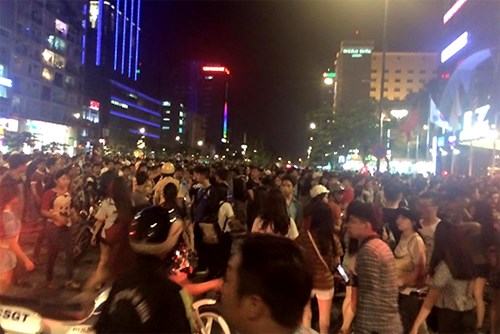 Phạt hành chính 15 người trong vụ 'hotgirl' náo loạn phố đi bộ Nguyễn Huệ