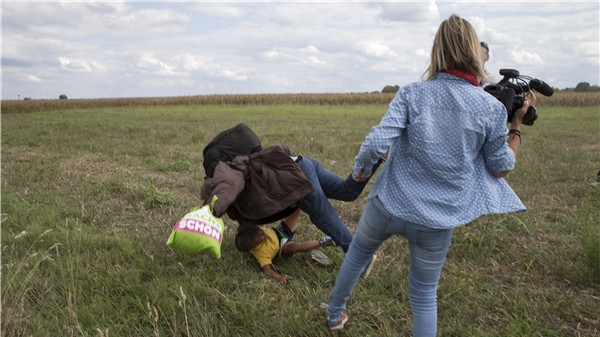 Sa thải nữ nhà báo Hungary vì đá ngã người di cư chạy trốn