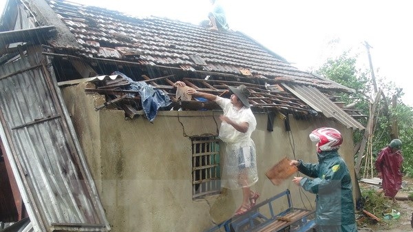 Hàng chục nhà dân bị sập và tốc mái do gió lốc ở Lâm Đồng