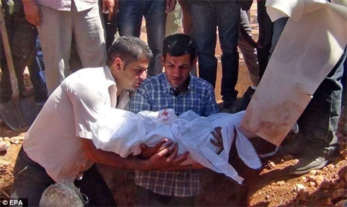 Chôn cất bé trai Syria chết đuối trên biển