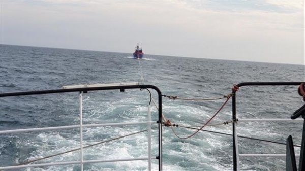 Tàu cá hỏng hộp số kẹt trên biển, 17 thuyền viên được cứu thoát