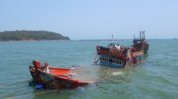 Cứu 6 thuyền viên tàu chở nhu yếu phẩm chìm gần đảo Lý Sơn
