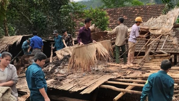 Nghệ An: Lốc xoáy làm tốc mái hàng chục ngôi nhà