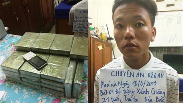 Bắt đối tượng người Lào vận chuyển 30 bánh heroin
