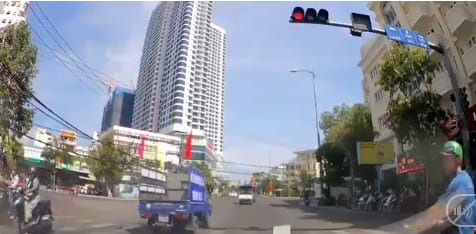 Khánh Hòa: Xe tuyên truyền giao thông nhưng lại vượt đèn đỏ