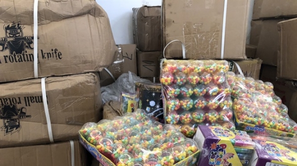 Tạm giữ xe chở gần 500 kg bánh kẹo, đồ chơi trẻ em nghi nhập lậu