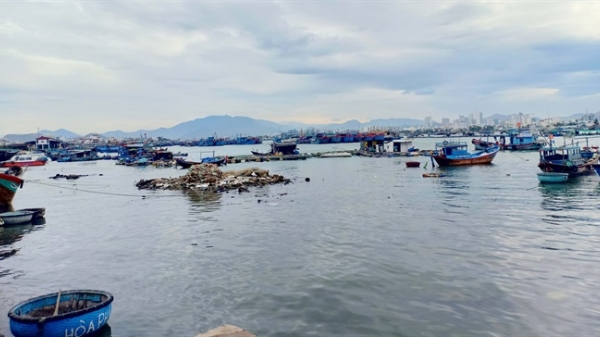 Một tàu cá Khánh Hòa bị hỏng máy đang thả trôi trên biển